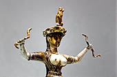 Museo di Heraclion. La dea dei serpenti, statua in ceramica proveniente dal palazzo di Cnosso, Grecia. Civilt minoica, XVII-XVI secolo aC.